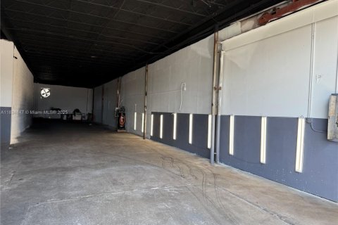 Commercial property in Hialeah, Florida № 2076710 - photo 2