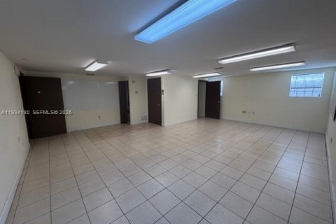 Commercial property in Miami, Florida № 1992440 - photo 7
