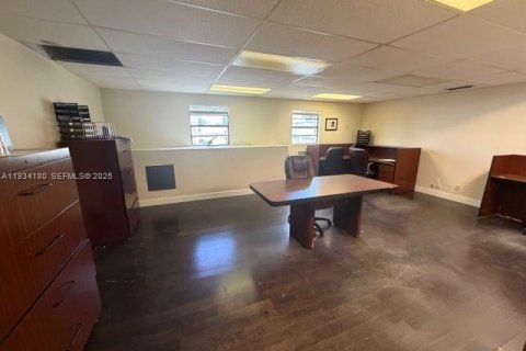 Commercial property in Miami, Florida № 1992440 - photo 17