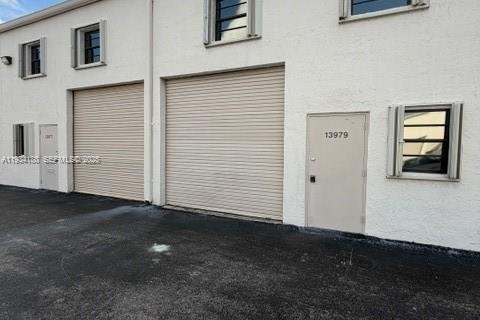 Commercial property in Miami, Florida № 1992440 - photo 1