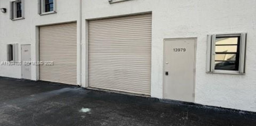 Commercial property in Miami, Florida № 1992440