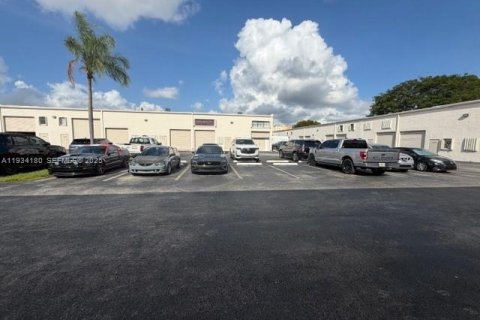 Commercial property in Miami, Florida № 1992440 - photo 5