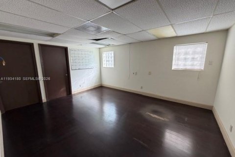 Propiedad comercial en venta en Miami, Florida № 1992440 - foto 23