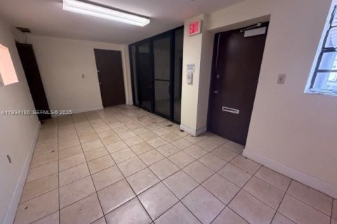 Commercial property in Miami, Florida № 1992440 - photo 9