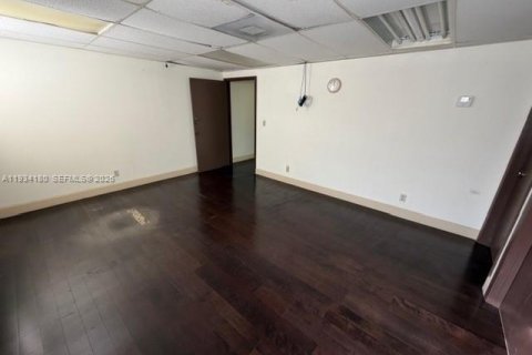 Propiedad comercial en venta en Miami, Florida № 1992440 - foto 24