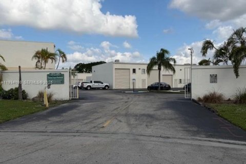 Commercial property in Miami, Florida № 1992440 - photo 4