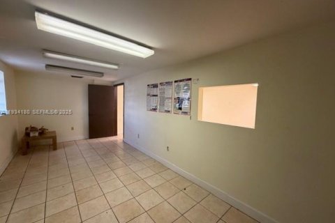 Commercial property in Miami, Florida № 1992440 - photo 11