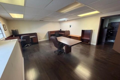 Commercial property in Miami, Florida № 1992440 - photo 18