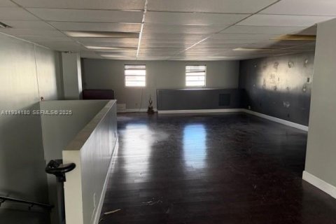 Commercial property in Miami, Florida № 1992440 - photo 16
