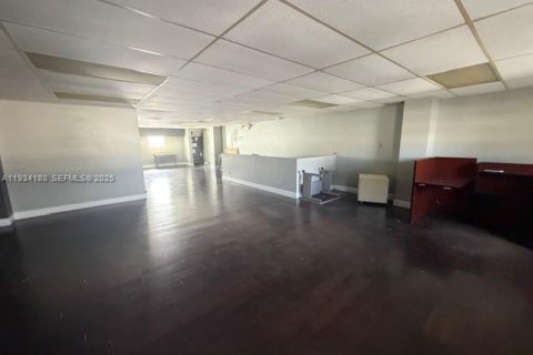 Commercial property in Miami, Florida № 1992440 - photo 14
