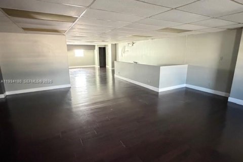 Propiedad comercial en venta en Miami, Florida № 1992440 - foto 26