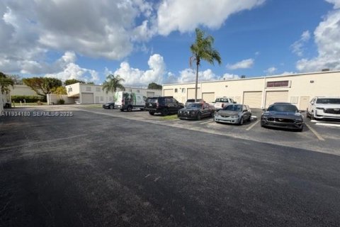 Commercial property in Miami, Florida № 1992440 - photo 6