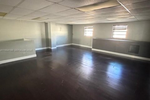 Propiedad comercial en venta en Miami, Florida № 1992440 - foto 25