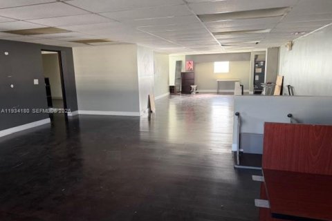 Commercial property in Miami, Florida № 1992440 - photo 15