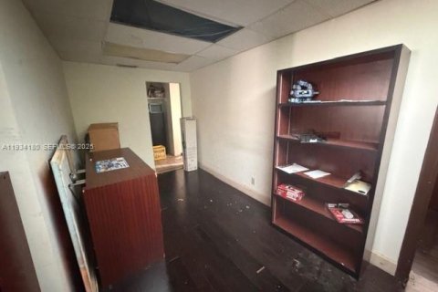 Commercial property in Miami, Florida № 1992440 - photo 20