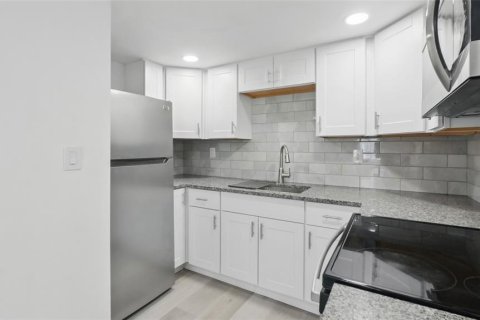 House in Gulfport, Florida 2 bedrooms, 96.99 sq.m. № 1843534 - photo 24