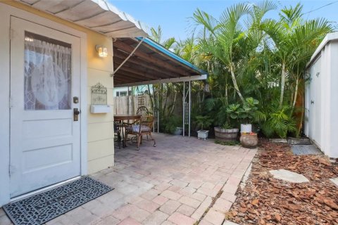 House in Gulfport, Florida 2 bedrooms, 96.99 sq.m. № 1843534 - photo 22