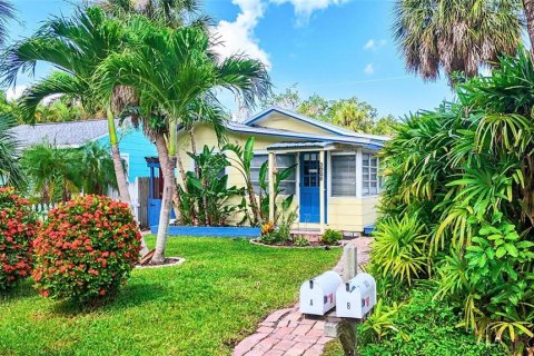House in Gulfport, Florida 2 bedrooms, 96.99 sq.m. № 1843534 - photo 1