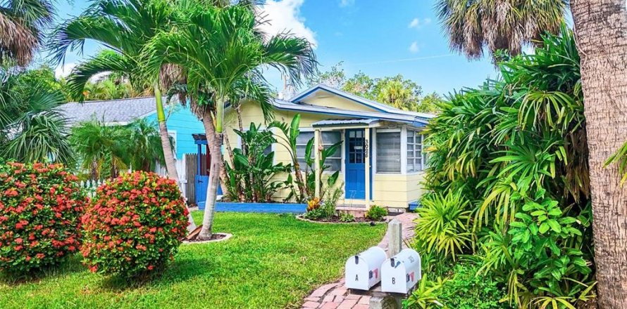 House in Gulfport, Florida 2 bedrooms, 96.99 sq.m. № 1843534