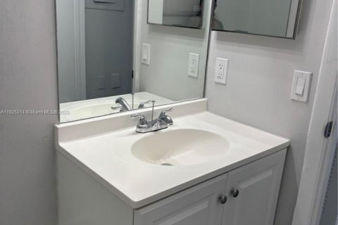 Condominio en alquiler en Doral, Florida, 2 dormitorios, 79.62 m2 № 1794546 - foto 12