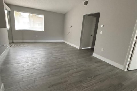 Condo in Doral, Florida, 2 bedrooms  № 1794546 - photo 2