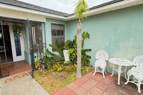 House in Deltona, Florida 5 bedrooms, 188.96 sq.m. № 1565597 - photo 3