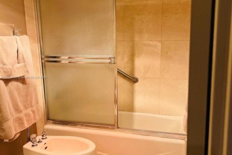 Condominio en alquiler en Miami, Florida, 2 dormitorios, 172.89 m2 № 1924276 - foto 29