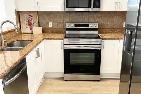 Copropriété à louer à Hallandale Beach, Floride: 2 chambres, 97.73 m2 № 1999099 - photo 2