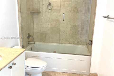 Copropriété à louer à Hallandale Beach, Floride: 2 chambres, 97.73 m2 № 1999099 - photo 15