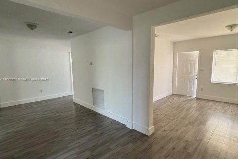 Commercial property in Miami, Florida 236.06 sq.m. № 1592136 - photo 13