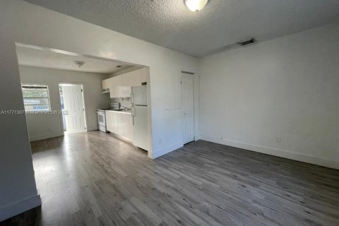 Commercial property in Miami, Florida 236.06 sq.m. № 1592136 - photo 5