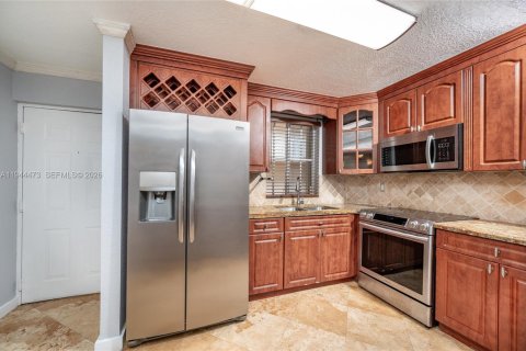 Copropriété à vendre à Hialeah, Floride: 2 chambres, 93.27 m2 № 2001147 - photo 3