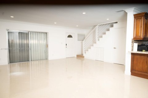 Снять в аренду таунхаус в Майами, Флорида 3 спальни, 151.34м2, № 1990418 - фото 10