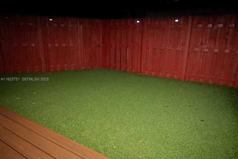 Снять в аренду таунхаус в Майами, Флорида 3 спальни, 151.34м2, № 1990418 - фото 19