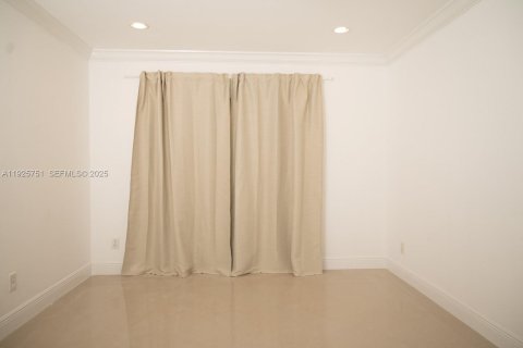 Снять в аренду таунхаус в Майами, Флорида 3 спальни, 151.34м2, № 1990418 - фото 29