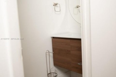 Снять в аренду таунхаус в Майами, Флорида 3 спальни, 151.34м2, № 1990418 - фото 18