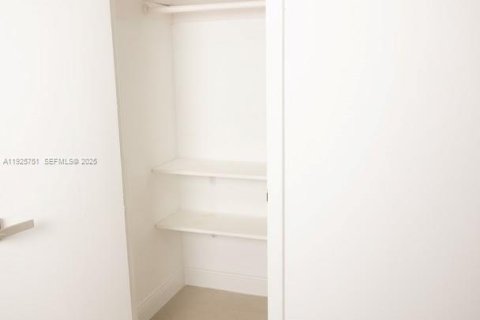 Снять в аренду таунхаус в Майами, Флорида 3 спальни, 151.34м2, № 1990418 - фото 24