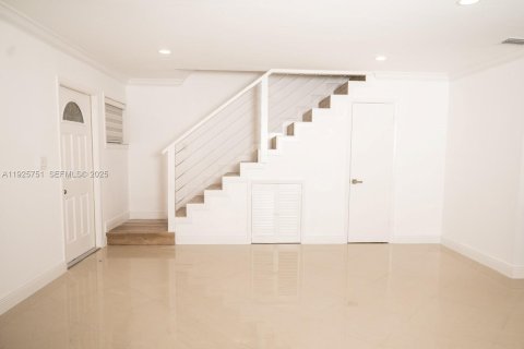 Снять в аренду таунхаус в Майами, Флорида 3 спальни, 151.34м2, № 1990418 - фото 7