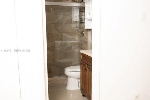 Снять в аренду таунхаус в Майами, Флорида 3 спальни, 151.34м2, № 1990418 - фото 15