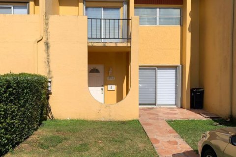 Снять в аренду таунхаус в Майами, Флорида 3 спальни, 151.34м2, № 1990418 - фото 1