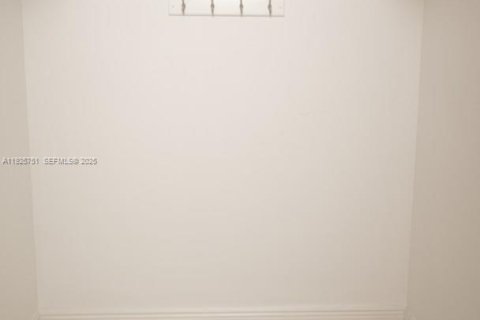 Снять в аренду таунхаус в Майами, Флорида 3 спальни, 151.34м2, № 1990418 - фото 25