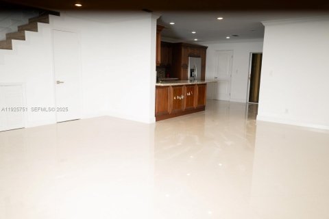 Снять в аренду таунхаус в Майами, Флорида 3 спальни, 151.34м2, № 1990418 - фото 5