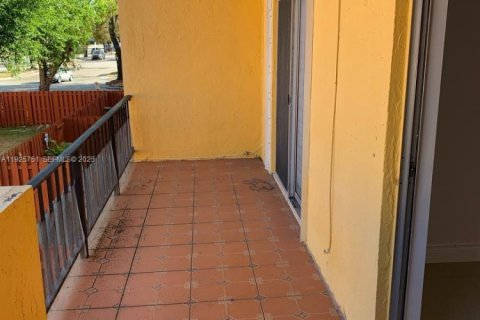 Снять в аренду таунхаус в Майами, Флорида 3 спальни, 151.34м2, № 1990418 - фото 3