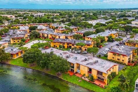 Снять в аренду таунхаус в Майами, Флорида 3 спальни, 151.34м2, № 1990418 - фото 4