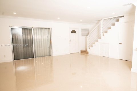 Снять в аренду таунхаус в Майами, Флорида 3 спальни, 151.34м2, № 1990418 - фото 8