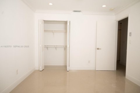 Снять в аренду таунхаус в Майами, Флорида 3 спальни, 151.34м2, № 1990418 - фото 28