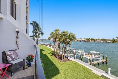 Condo in Saint Pete Beach, Florida, 2 bedrooms  № 2222473