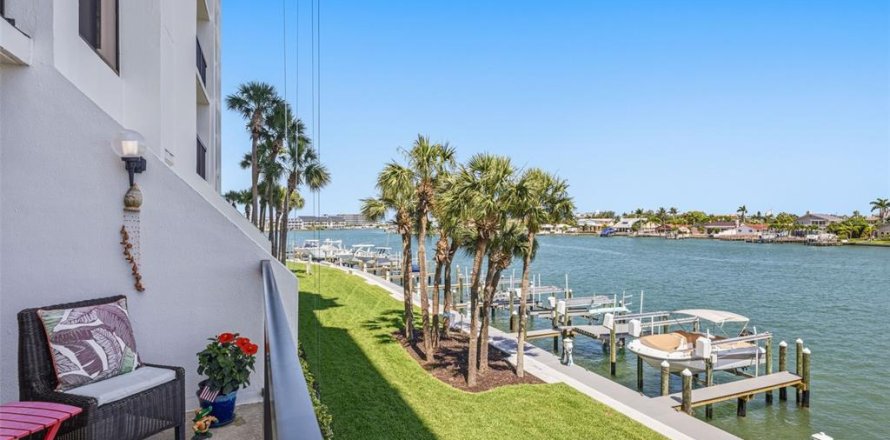 Condominio en Saint Pete Beach, Florida, 2 dormitorios  № 2222473