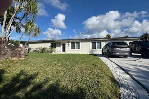 House in Homestead, Florida 4 bedrooms, 198.07 sq.m. № 2031010 - photo 2