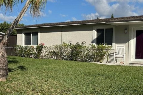 House in Homestead, Florida 4 bedrooms, 198.07 sq.m. № 2031010 - photo 3